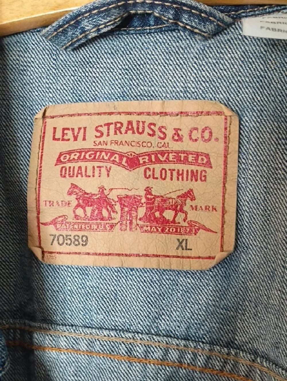 Vintage Levi's Men's Light Blue Denim Trucker Jacket 70589 - Picture 2 of 11